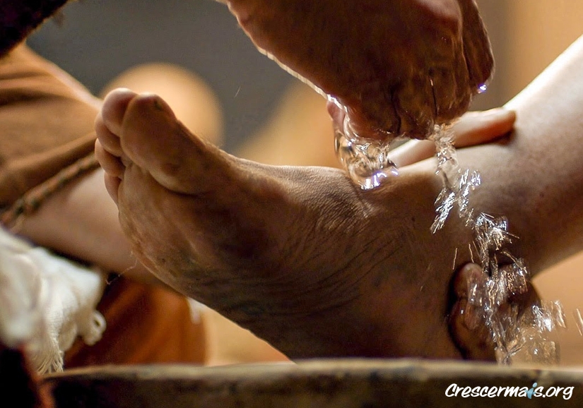 Começou a lavar os pés aos discípulos.  João 13.5